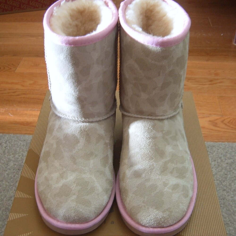 Lightly Used UGG Kids (Girls) Short Camo Boots sz 3 (also fits women sz 4 or 5)